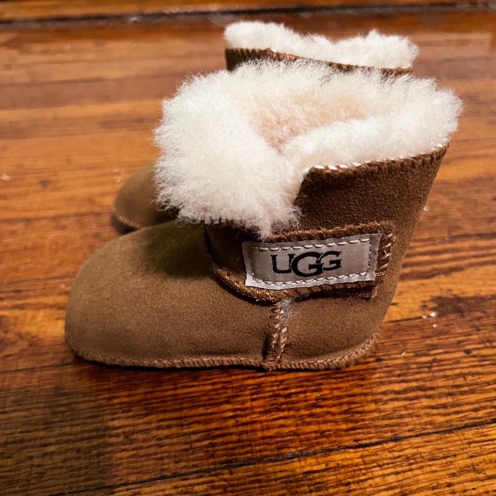 Baby unisex uggs for new borns worn only once great condition. - Picture 3 of 4